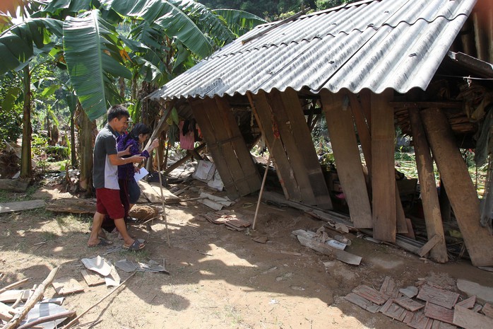 
Căn lều lụp xụp, rách nát, chỉ một trận gió lớn túp lều này sẽ bị xô đổ
