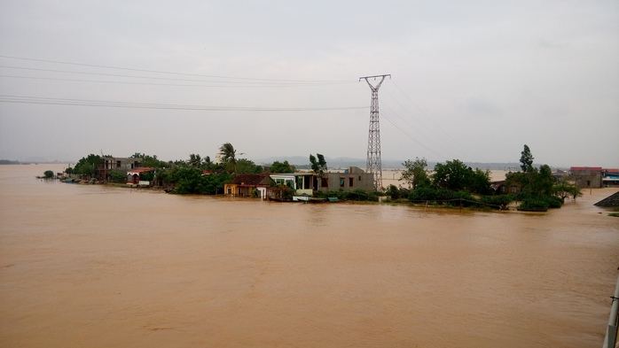 Nhiều ngôi làng ven sông Gianh nước đã tràn vào nhà (ảnh Minh Tuấn)