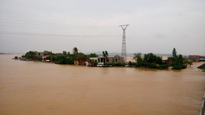 
Nước lũ đang dâng cao ở Quảng Bình nhiều ngôi làng bị ngập 
