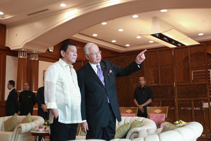 Tổng thống Philippines Rodrigo Duterte (trái) và Thủ tướng Malaysia Najib Razak gặp gỡ hôm 10-11. Ảnh: RAPPLER