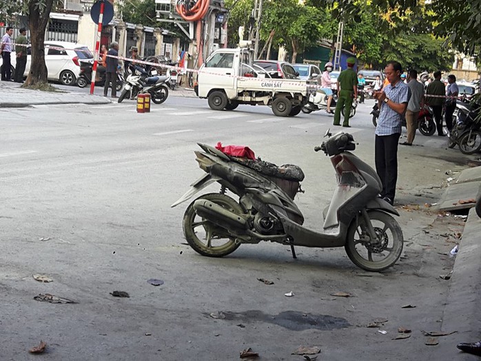 
Cơ quan chức năng phong tỏa hiện trường để điểu tra làm rõ vụ nổ trạm biến áp
