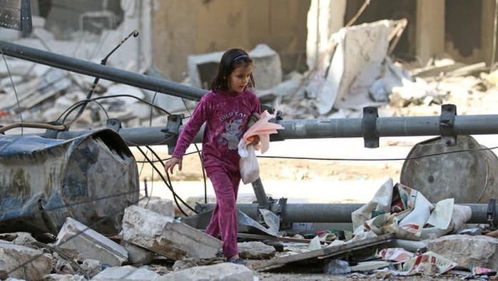 Khu vực Al-Shaar ở TP Aleppo trúng bom và hiện trường hôm 17-11. Ảnh: REUTERS