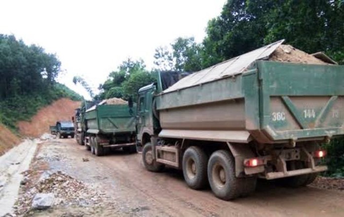 
Nhiều tuyến đường tại Thanh Hóa đang bị xe quá tải trọng tái diễn phá nát
