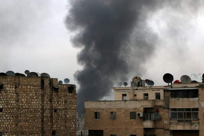 Khối bốc lên từ khu phố phía Đông Aleppo do quân nổi dậy kiểm soát hôm 5-12. Ảnh: REUTERS