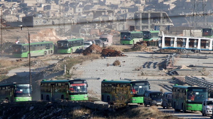 Hơn 40 xe buýt và xe cứu thương đưa người dân tới tỉnh Idlib. Ảnh: REUTERS