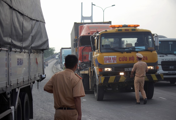 
Lực lượng chức giải tỏa hiện trường vụ tai nạn.
