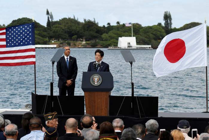 Thủ tướng Abe phát biểu trước Đài tưởng niệm USS Arizona hôm 27-12. Ảnh: REUTERS