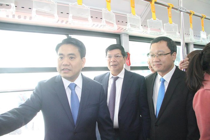 
Chủ tịch UBND TP Hà Nội Nguyễn Đức Chung (bìa trái) là một trong những hành khách đầu tiên khi xe buýt nhanh chính thức vận hành ngày 31-12
