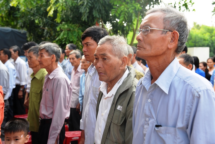 Nhiều người thoát chết trong vụ thảm sát Diên Niên - Phước Bình đến dự lễ dâng hương tưởng niệm. Ảnh: Tử Trực