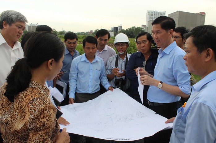 
Phó Chủ tịch UBND TP HCM Trần Vĩnh Tuyến (thứ hai từ phải sang) kiểm tra việc lấn chiếm hệ thống thoát nước tại huyện Nhà Bè Ảnh: BẢO NGHI
