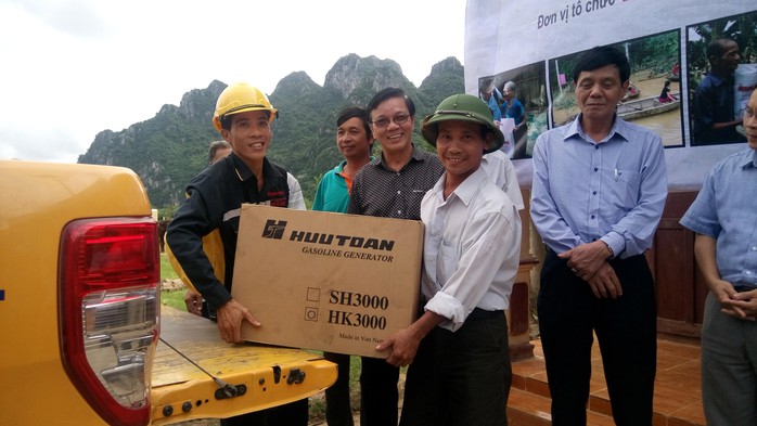 
Người dân xã Văn Hóa, huyện Tuyên Hóa, tỉnh Quảng Bình nhận máy phát điện từ chương trình “Ánh sáng trong lũ”
