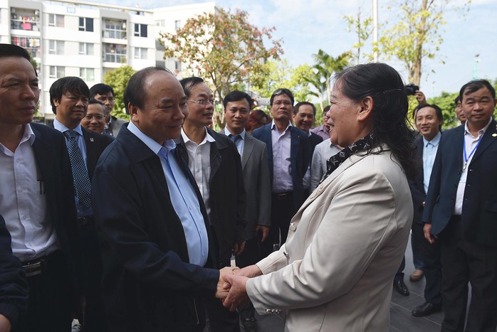 Thủ tướng Nguyễn Xuân Phúc thăm hỏi, tìm hiểu đời sống người dân tại khu đô thị nhà ở xã hội Đặng Xá Ảnh: QUANG HIẾU