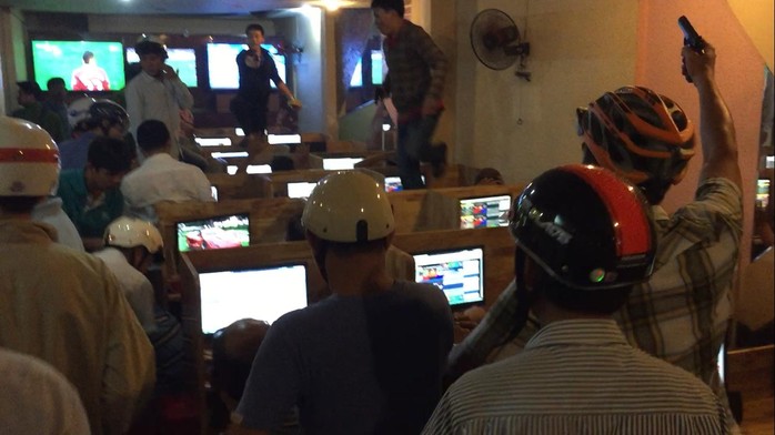 
Trinh sát bắt giữ các đối tượng đánh bạc trực tuyến tại địa chỉ 84 Tô Ngọc Vân, quận Thủ Đức, TP HCM
