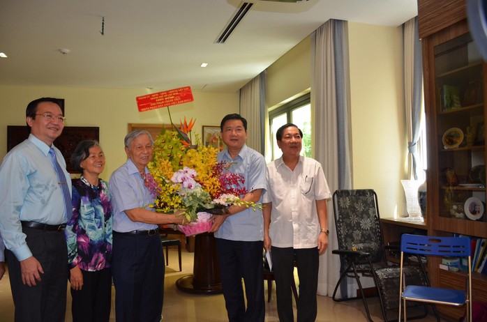 Bí thư Thành ủy TP HCM Đinh La Thăng chúc mừng ông Phạm Chánh Trực nhân ngày Nhà giáo Việt Nam Ảnh: TRƯỜNG HOÀNG