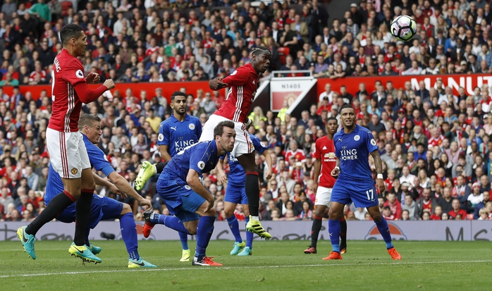 Pogba (giữa) bật cao ghi bàn thứ tư cho M.UẢnh: REUTERS