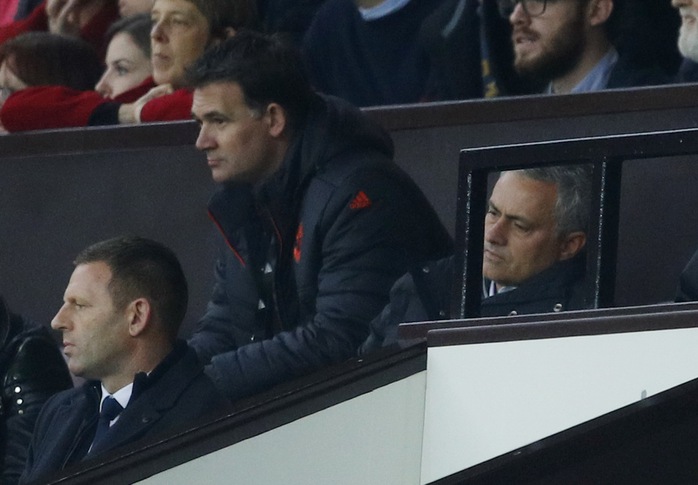 HLV Mourinho cũng tỏ rõ sự chán nản với những pha bỏ lỡ vô duyên của học trò