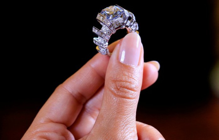 Viên kiêm cương xanh nặng 8,01 carat thuộc một bộ sưu tập tư nhân. Ảnh: Reuters
