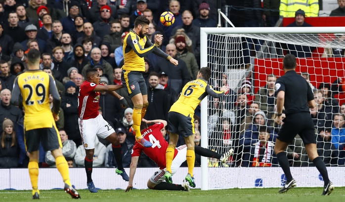 Giroud đánh đầu ghi bàn đem về 1 điểm cho ArsenalẢnh: REUTERS