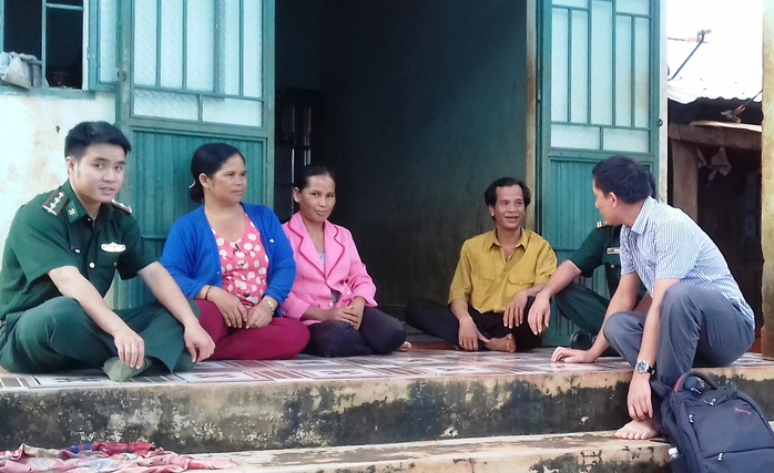 
Những nạn nhân kể lại chuyện thoát khỏi dòng nước lũ kinh hoàng cho phóng viên - Ảnh: Hoàng Thanh
