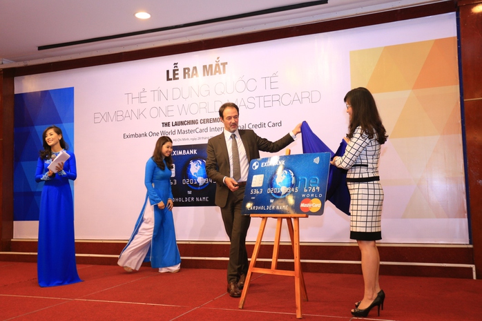 Ông ông Arn Vogels (bên trái) - Trưởng đại diện MasterCard khu vực Đông Dương và Phó Tổng giám đốc Eximbnak Đinh Thị Thu Thảo chào sân thẻ Eximbank One World MasterCard (Ảnh: Hữu Duy)