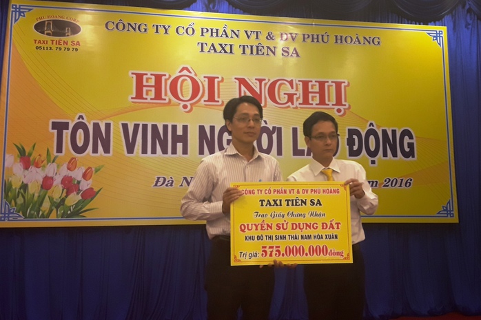 Ông Nguyễn Văn Hiền (phải) trao tặng quyền sử dụng 1 lô đất cho dại diện gai đình anh Lê Thanh Hữu