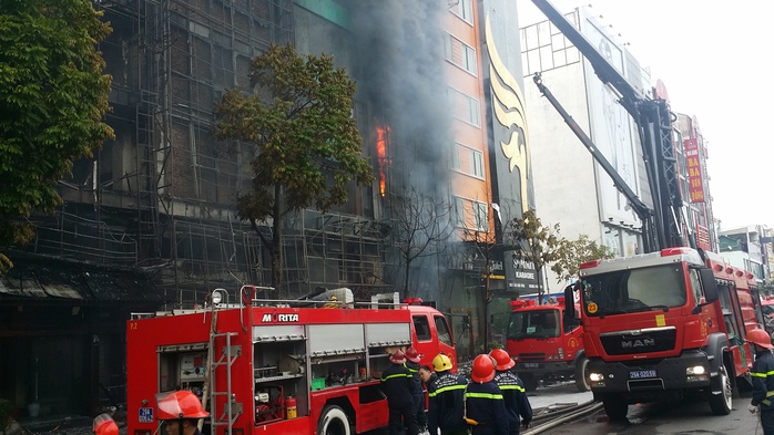 
Hiện trường vụ cháy quán karaoke 68 chiều ngày 1-11 khiến 13 người tử vong
