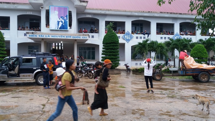 
Hàng ngàn người dân phải chạy lũ tới các trường học
