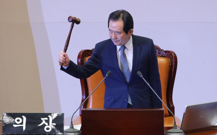 Chủ tịch quốc hội Chung Sye-kyun tuyên bố thông qua đề xuất luận tội. Ảnh: Yonhap