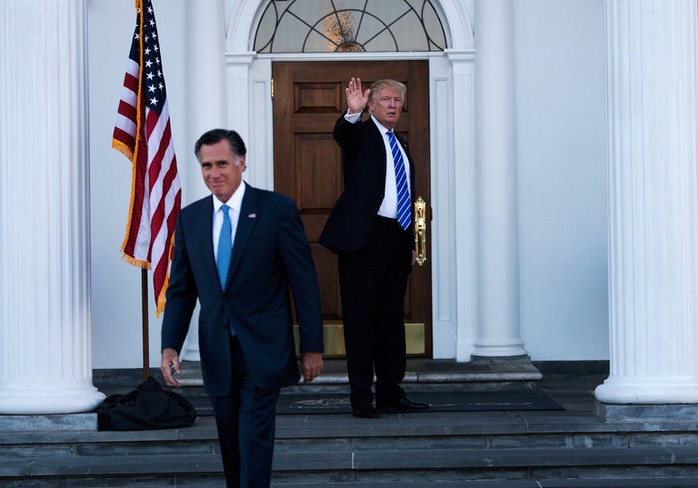 
Ông Mitt Romney (trái) rời đi sau cuộc gặp ông Donald Trump hôm 19-11. Ảnh: The New York Times
