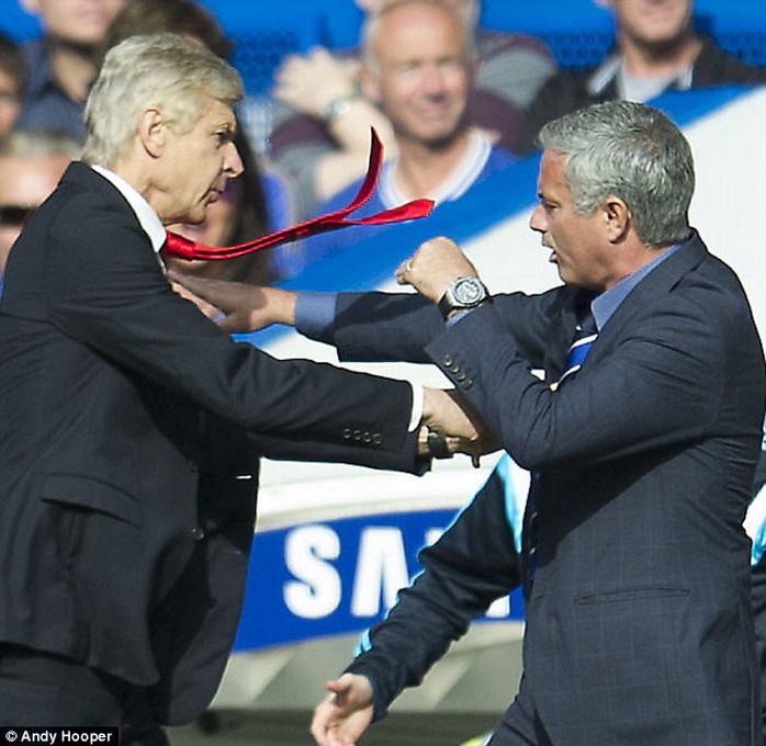 Mâu thuẫn giữa Wenger và Mourinho được tiết lộ còn ghê gớm hơn trong tự truyện