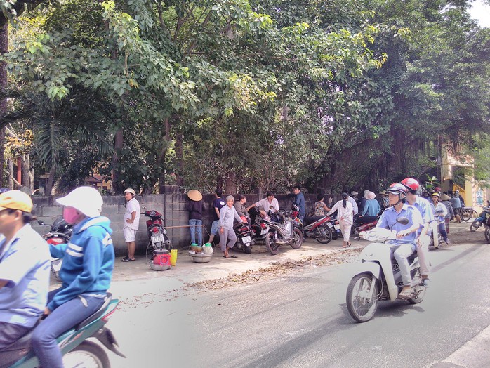 
Người dân tụ tập đông đảo bên ngoài chùa Bửu Quang
