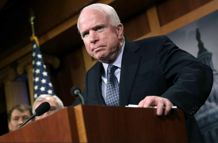 Thượng nghị sĩ tiếng tăm của đảng Cộng hòa John McCain (ảnh trên bên phải). Ảnh: CBS NEWS