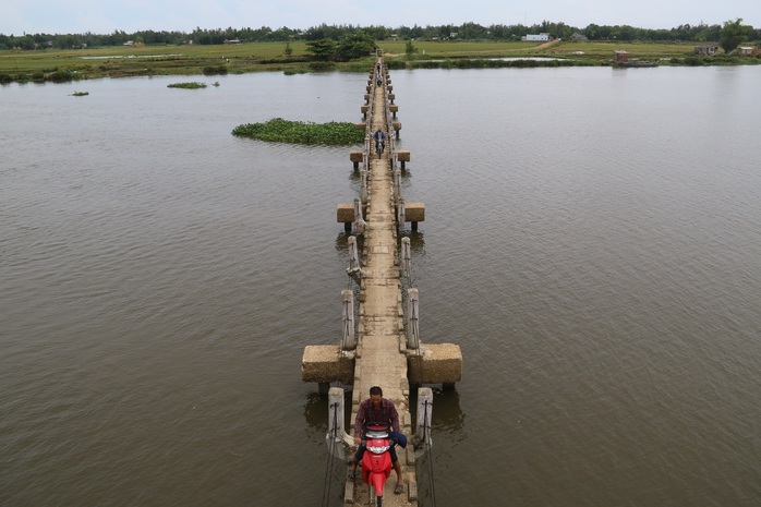 
Theo chính quyền địa phương, cây cầu “vĩnh biệt” này dài gần 300 m, được xây vào năm 1985, nhằm đưa nước từ công trình đại thủy nông Phú Ninh về tưới tưới tiêu cho 30 ha lúa thuộc đồng bãi vẹt xã Tam Tiến.
