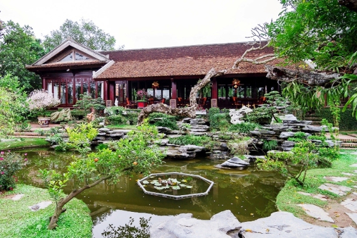 
Cây cảnh, ao cá và những hòn non bộ nước chảy róc rách kết hợp với ngôi nhà kiến trúc Phương Đông khiến không gian sân vườn trở nên lãng mạn
