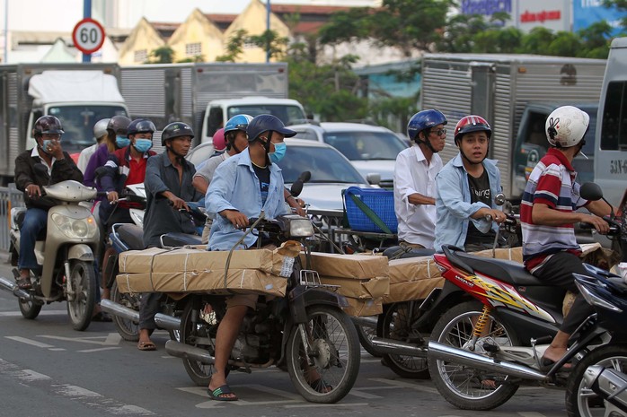 
Hàng hóa cồng kềnh trên đường Võ Văn Kiệt, quận 5
