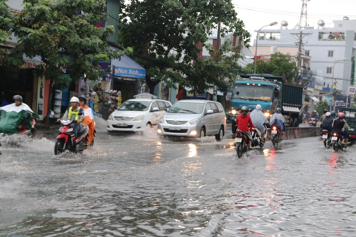 
Cảnh nước ngập trên đường Huỳnh Tấn Phát (quận 7)
