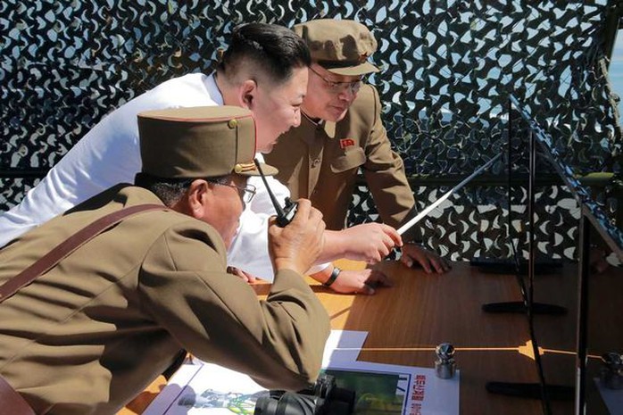 Lãnh đao Triều Tiên Kim Jong-un (giữa). Ảnh: KCNA