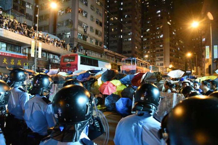 
Biểu tình ôn hòa biến thành bạo lực. Ảnh: STRAITS TIMES
