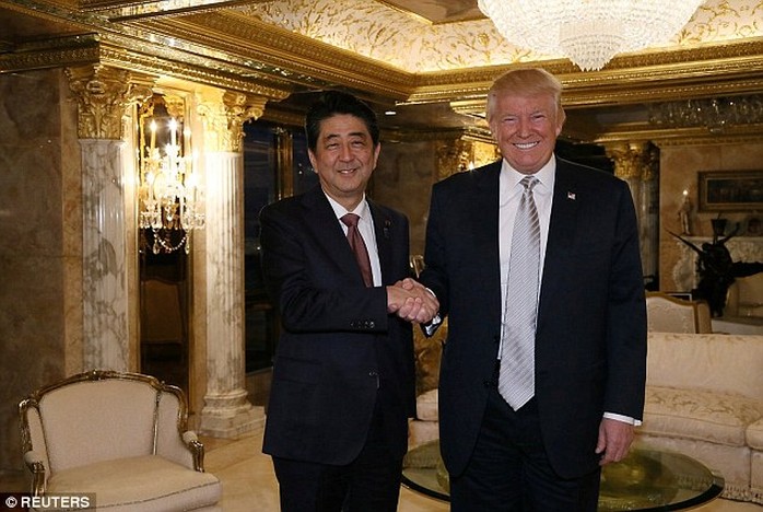 Ông Trump (phải) và ông Abe tại Tháp Trump hôm 17-11. Ảnh: REUTERS