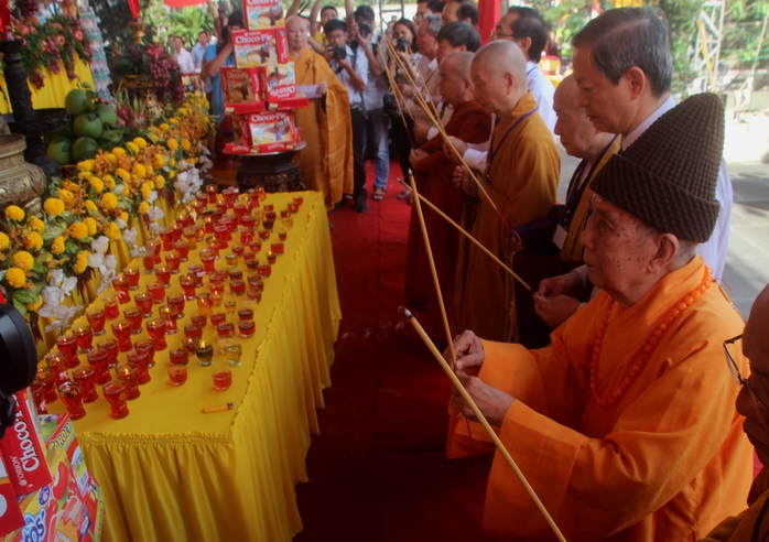 Các đại biểu làm lễ cầu siêu cho các nạn nhân tử vong sau TNGT