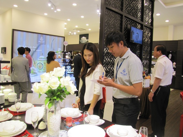 Quý khách tham quan showroom buổi khai trương