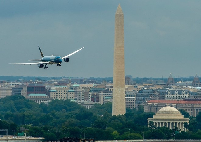 
Ngày 6-7-2015, chiếc Boeing 787-9 đầu tiên được chuyển giao cho Vietnam Airlines tại Washington (Mỹ). Đây cũng là lần đầu tiên Boeing đưa một chiếc máy bay thương mại đến sân bay quân sự Ronald Regan, bay qua Tháp Bút Chì - biểu tượng của thủ đô Washington. Sự kiện có ý nghĩa quan trọng trong kế hoạch mở rộng và đổi mới đội tàu bay của Hãng hàng không quốc gia Việt Nam
