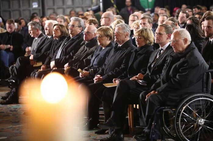 Bà Merkel (giữa) tham dự lễ tưởng niệm tại nhà thờ Kaiser Wilhelm Memorial. Ảnh: REUTERS