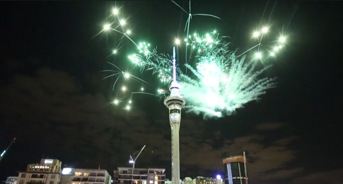 Pháo hoa bắn từ Tháp Sky Tower Auckland. Ảnh: STUFF