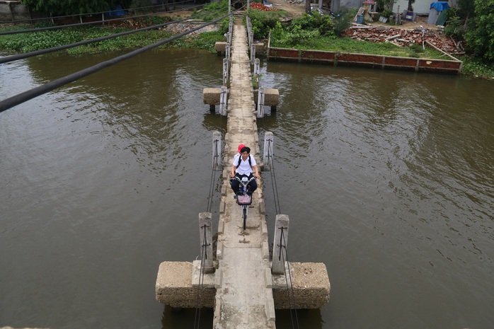 
Theo lãnh đạo xã Tam Tiến, từ thôn Tiến Thành đi qua cây cầu này gần hơn 8 km so với đi vòng lên hướng Tam Kỳ nên nhiều người bất chấp cảnh báo. Mỗi ngày, có hàng trăm lượt người qua lại, trong đó có rất nhiều học sinh.
