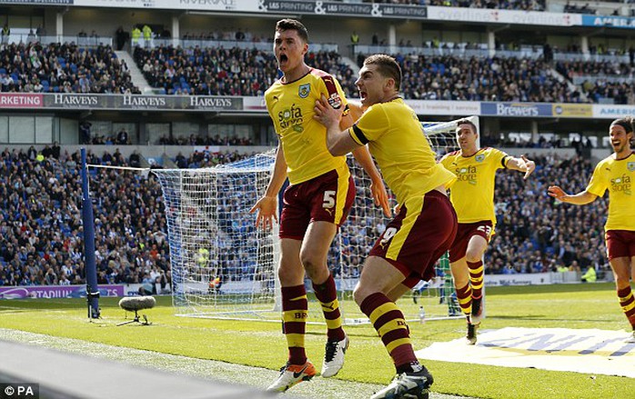 Hậu vệ Michael Keane (5) được Chelsea chú ý