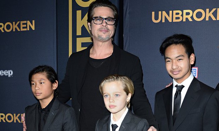 
Brad Pitt thân thiết với các con
