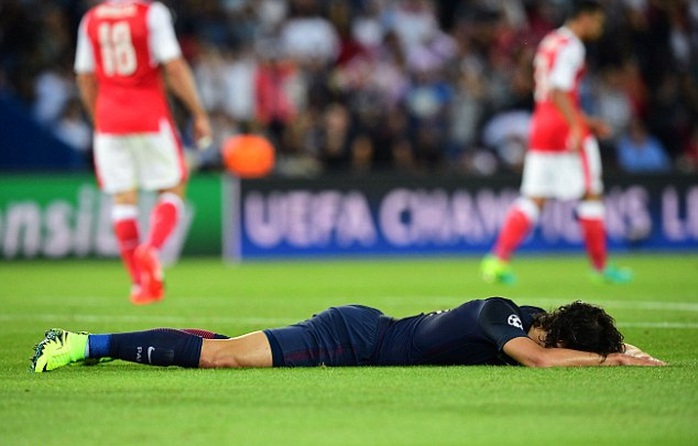 Cavani thất vọng sau khi không thể ghi bàn vào lưới trống Arsenal