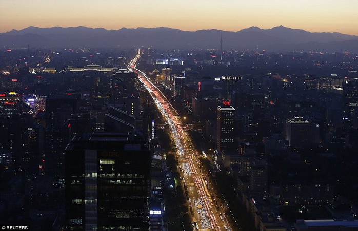 
Hàng ngàn chiếc xe nối đuôi nhau vào giờ cao điểm ở thủ đô Bắc Kinh vào năm 2014. Ảnh: Reuters
