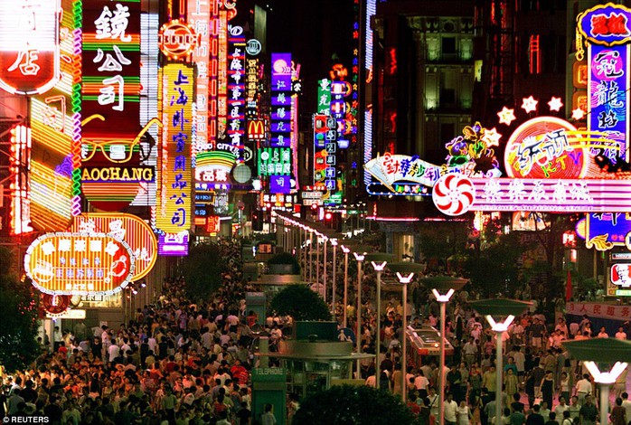 
Những người mua sắm trên đường phố Thượng Hải vào năm 2001. Ảnh: Reuters
